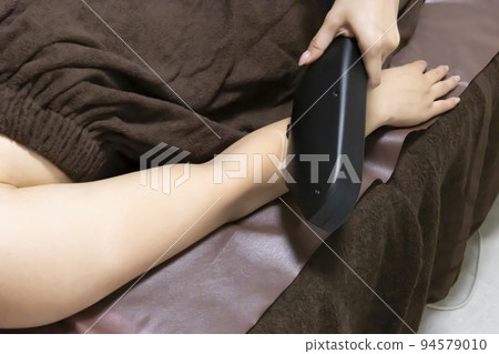 在美容院的手臂脫毛治療 在美容院的手臂脫毛治療 94579010
