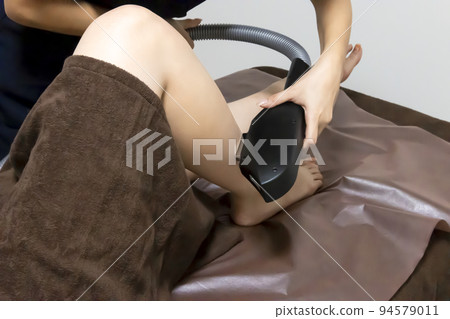 美容院的腿部脫毛治療 美容院的腿部脫毛治療 94579011