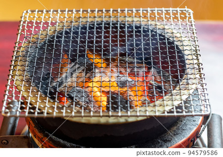 木炭火和木炭烤架 94579586