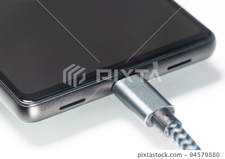 給智能手機充電的場景特寫圖 94579880