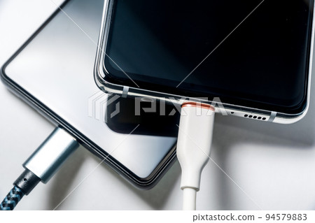 給智能手機充電的場景特寫圖 94579883