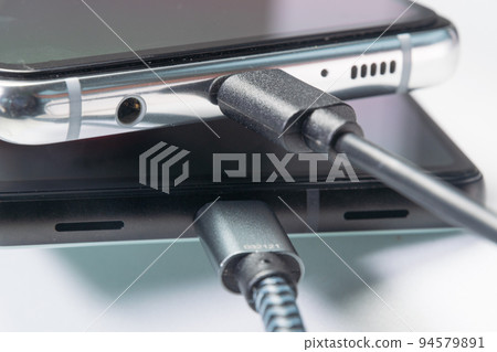 Scene of charging a smartphone Close-up image 94579891