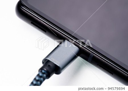 Scene of charging a smartphone Close-up image 94579894