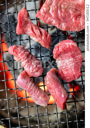 在木炭烤架上烤牛舌的核心 在木炭烤架上烤牛舌的核心 94580012