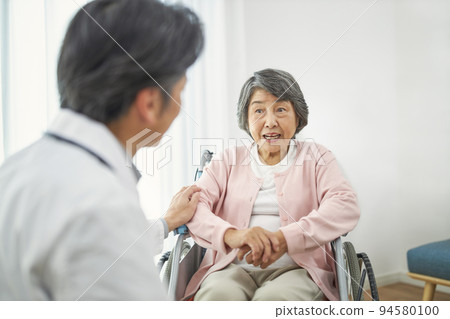 坐在輪椅的資深女性和男性醫生 坐在輪椅的資深女性和男性醫生 94580100