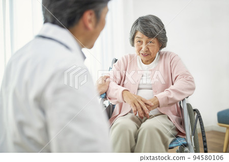 坐在輪椅的資深女性和男性醫生 坐在輪椅的資深女性和男性醫生 94580106