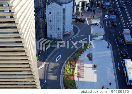 從摩天大樓旋轉十字路口看東京市中心 94580370