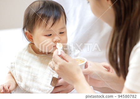嬰兒吃嬰兒食品 嬰兒吃嬰兒食品 94580782