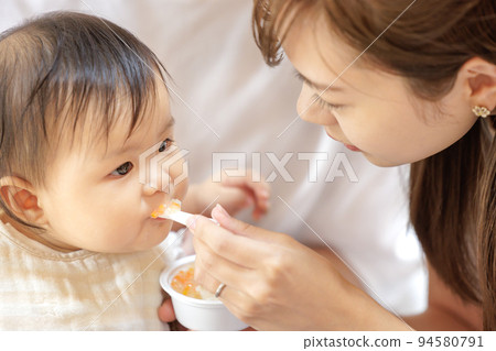 嬰兒吃嬰兒食品 94580791