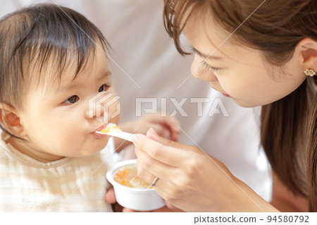 嬰兒吃嬰兒食品 嬰兒吃嬰兒食品 94580792