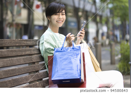 A young woman who enjoys shopping A young woman who enjoys shopping 94580843