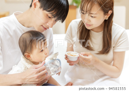 嬰兒吃嬰兒食品 嬰兒吃嬰兒食品 94581555