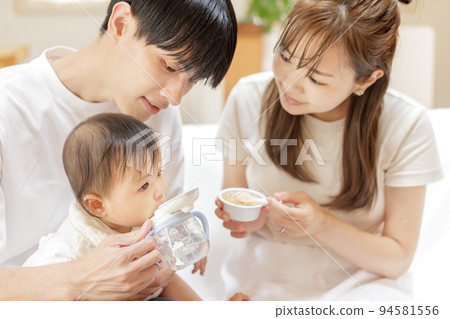 嬰兒吃嬰兒食品 嬰兒吃嬰兒食品 94581556