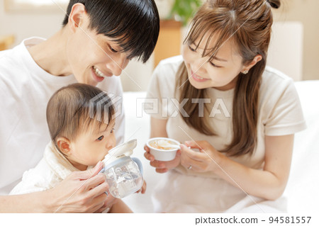 嬰兒吃嬰兒食品 嬰兒吃嬰兒食品 94581557
