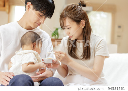 嬰兒吃嬰兒食品 嬰兒吃嬰兒食品 94581561