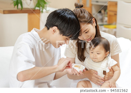 嬰兒吃嬰兒食品 嬰兒吃嬰兒食品 94581562