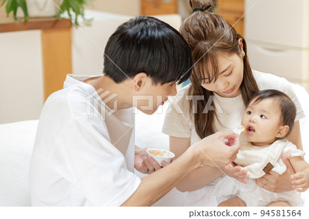 嬰兒吃嬰兒食品 94581564