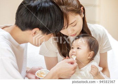 嬰兒吃嬰兒食品 94581567