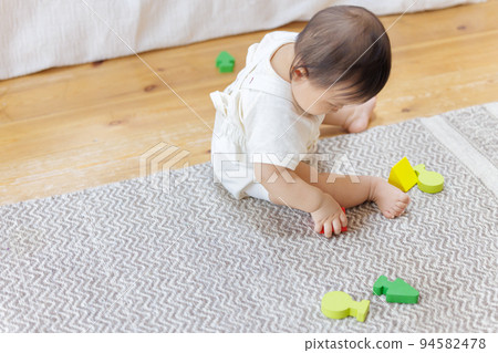 寶寶玩積木 94582478