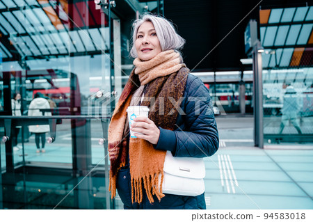 Senior woman waits for the train at the station 94583018