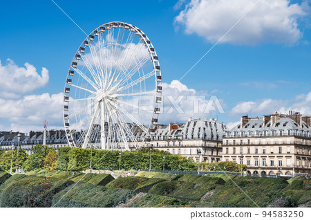 Big Ferris Wheel on Place de la Concorde in Paris, France also known as Grande Roue de Paris 94583250