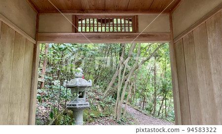 The front gate and stone lanterns of the stone outdoor museum “Onshien” [Okazaki Central Park/Okazaki City, Aichi Prefecture] 94583322