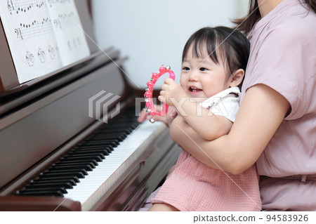 1歲女孩和媽媽彈立式鋼琴 94583926