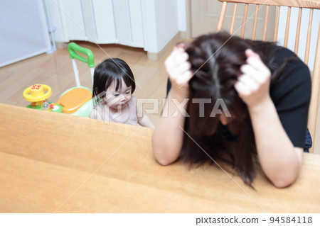 抱著頭的婦女和兒童 抱著頭的婦女和兒童 94584118