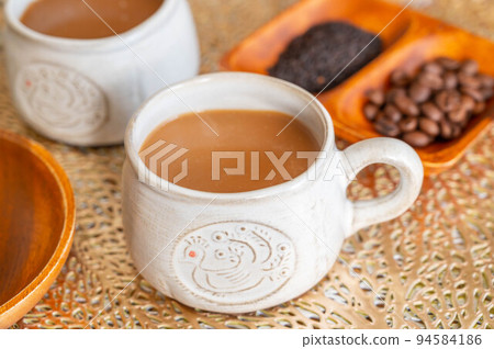 Mandarin duck tea with milk 94584186