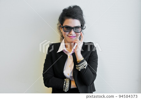 Business woman wear fashion sun glasses on white background Business woman wear fashion sun glasses on white background 94584373