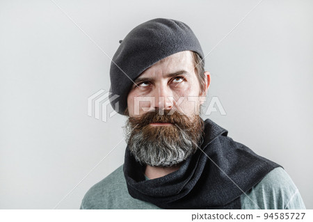 Bearded man in beret 94585727