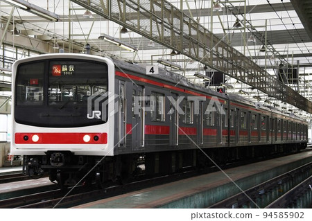 205 series 600 series (Keiyo Line specification) stopping at the depot 94585902