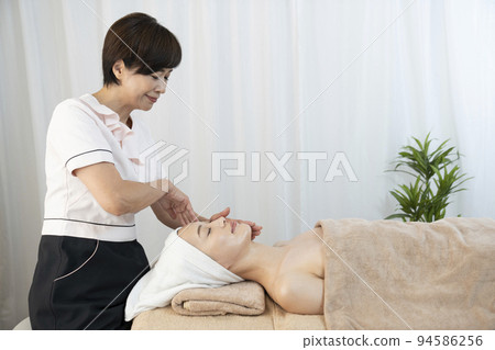 接受治療的婦女在美容院 94586256