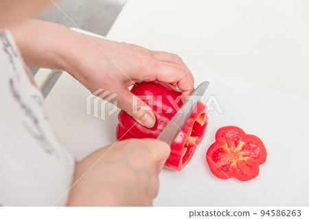 [Slice the red paprika with a Santoku knife] 94586263
