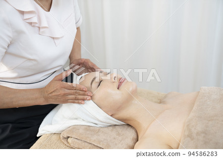 接受治療的婦女在美容院 94586283