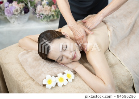 接受治療的婦女在美容院 94586286