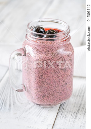 Cherry chia pudding 94586542