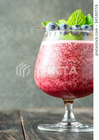 Blueberry daiquiri cocktail 94586559