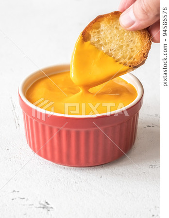 Cheddar dip sauce 94586578