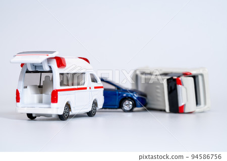 微型汽車救護車到達交通事故現場 微型汽車救護車到達交通事故現場 94586756