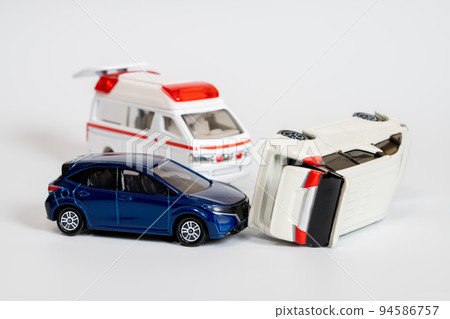 微型汽車救護車到達交通事故現場 微型汽車救護車到達交通事故現場 94586757
