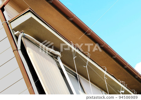 被颱風破壞的屋簷 防雨排水器 94586989