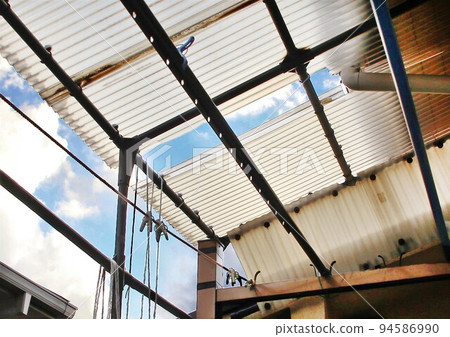 被颱風雨棚破壞的屋簷 94586990
