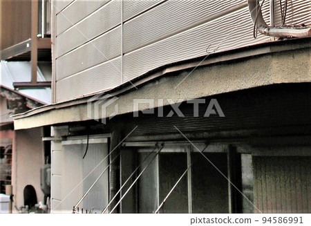 被颱風破壞的屋簷 防雨排水器 被颱風破壞的屋簷 防雨排水器 94586991