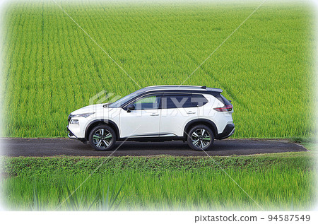 閃耀在綠色稻田中的白色系列混合動力SUV車（插畫風格） 94587549