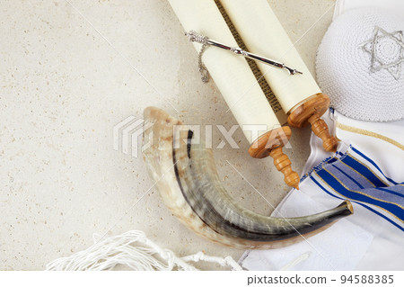 Yom kippur concept. Tallit, Thorah and Shofar jewish religious symbols 94588385