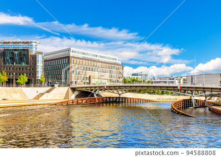 Bridge over the Spree and view on the modern buildings of Berlin, Germany 94588808