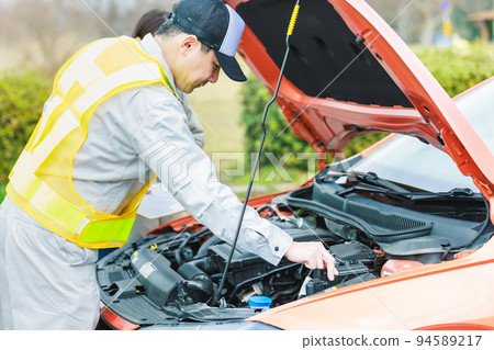 女司機因汽車故障打電話給道路服務 女司機因汽車故障打電話給道路服務 94589217