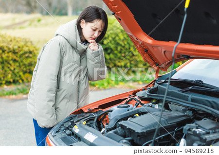 一位年輕的女司機,因為她的車拋錨而似乎遇到了麻煩 一位年輕的女司機,因為她的車拋錨而似乎遇到了麻煩 94589218