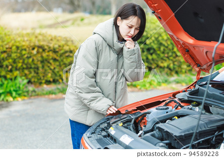 一位年輕的女司機,因為她的車拋錨而似乎遇到了麻煩 一位年輕的女司機,因為她的車拋錨而似乎遇到了麻煩 94589228